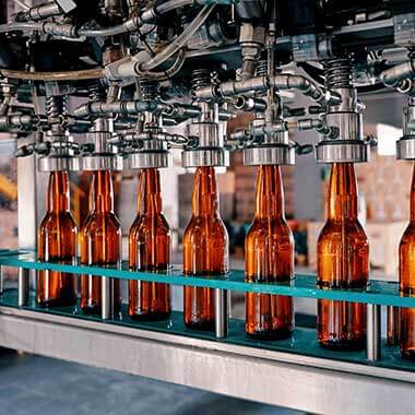 Staklene boce kreću se kroz pogon za proizvodnju pića. Praćenje otopljenog kisika važno je za upravljanje kvalitetom proizvoda.