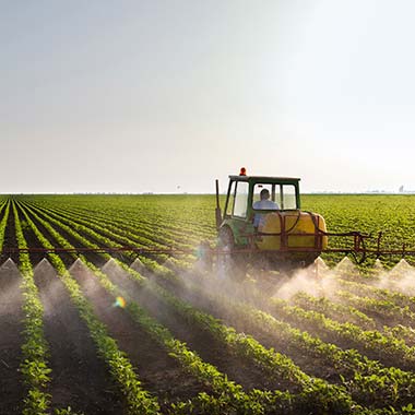 Traktor gnoji usjeve unoseći dušik u obliku amonijaka.