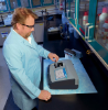 Laboratorijski tehničar provodi mjerenje mutnoće u industrijskom laboratoriju s pomoću laboratorijskog mjerača mutnoće TL2300