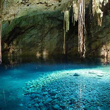 Tirkizna voda svjetluca u špilji. Izvori podzemne vode često sadrže dušik koji se prirodno pojavljuje u obliku amonijaka, nitrita i nitrata.
