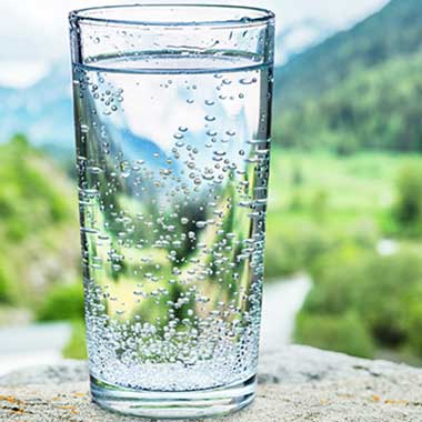 Ova čaša bistre vode oslanja se na vodoopskrbni sustav koji koristi kondenzirane fosfate za kontrolu korozije u vodoopskrbnim sustavima pitke vode.
